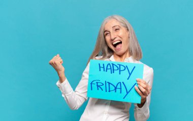 'Mutlu Cuma' tabelası olan orta yaşlı kadın.