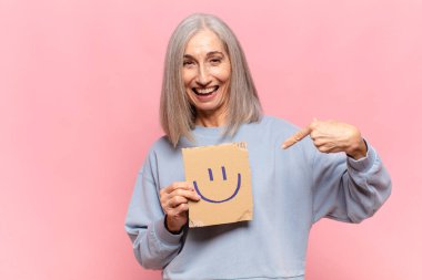 Gülümseme işareti olan orta yaşlı kadın