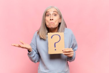 Soru işareti olan orta yaşlı kadın 