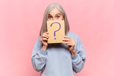 Soru işareti olan orta yaşlı kadın 