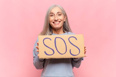 SOS sözcüğüyle orta yaşlı bir kadın.