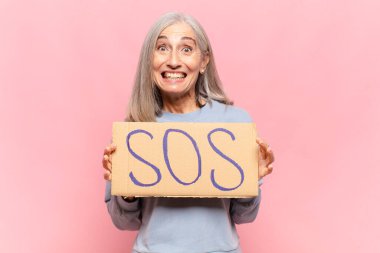 SOS sözcüğüyle orta yaşlı bir kadın.