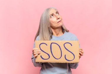 SOS sözcüğüyle orta yaşlı bir kadın.