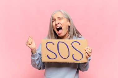 SOS sözcüğüyle orta yaşlı bir kadın.