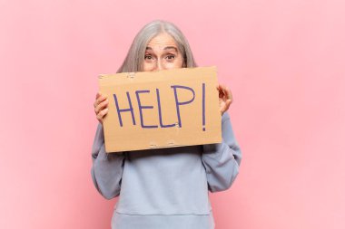 'İmdat!' diyen orta yaşlı bir kadın! kelime