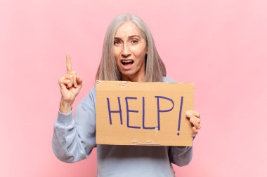 'İmdat!' diyen orta yaşlı bir kadın! kelime