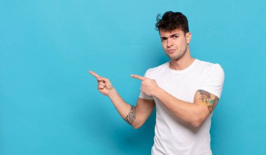 Mavi arka planda genç yakışıklı adam