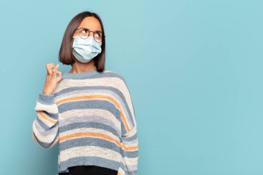 Genç İspanyol kadın kendini stresli, endişeli, yorgun ve hayal kırıklığına uğramış hissediyor.