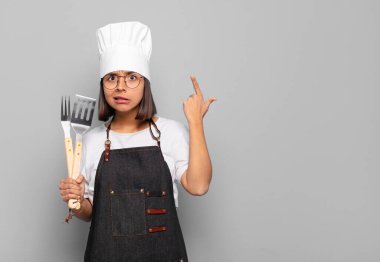 Genç İspanyol kadın şaşkın ve şaşkın hissediyor. Deli, deli ya da aklını kaçırmış olduğunu gösteriyor.