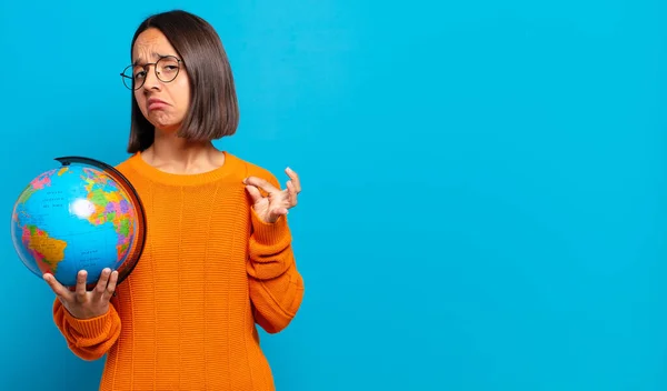 Ung Latinamerikansk Kvinna Ser Arrogant Framgångsrik Positiv Och Stolt Pekar — Stockfoto