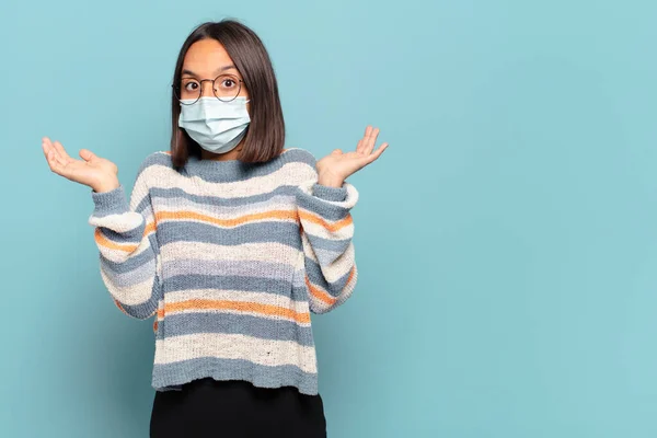 Giovane Donna Ispanica Cercando Arrabbiato Infastidito Frustrato Urlando Wtf Che — Foto Stock