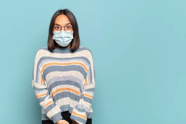 Giovane Donna Ispanica Guardando Molto Scioccato Sorpreso Fissando Con Bocca — Foto Stock