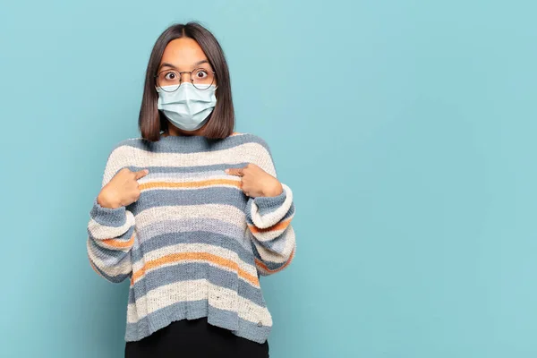 Giovane Donna Ispanica Sentirsi Felice Sorpreso Orgoglioso Indicando Con Eccitato — Foto Stock