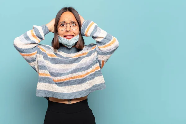 Jonge Spaanse Vrouw Zich Gestrest Bezorgd Angstig Bang Met Handen — Stockfoto