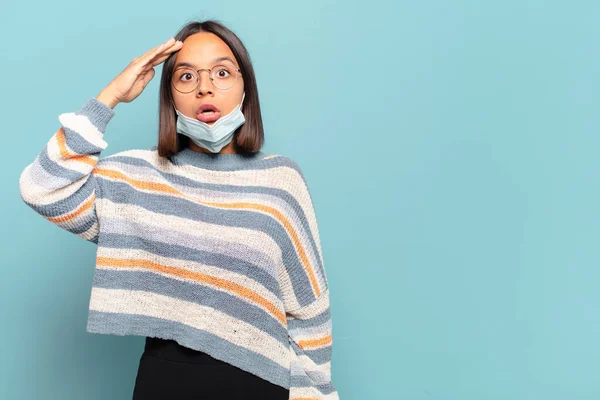 Joven Mujer Hispana Que Feliz Asombrada Sorprendida Sonriendo Dándose Cuenta —  Fotos de Stock