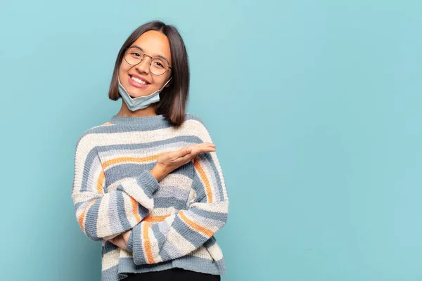 Jovem Hispânica Sorrindo Alegremente Sentindo Feliz Mostrando Conceito Espaço Cópia — Fotografia de Stock