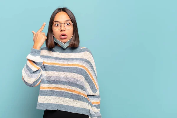 Young Hispanic Woman Looking Surprised Open Mouthed Shocked Realizing New — Stock Photo, Image