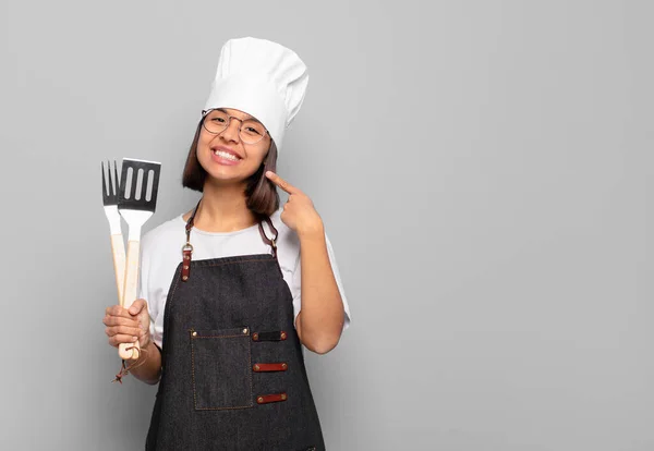 Ung Latinamerikansk Kvinna Ler Tryggt Pekar Egen Bred Leende Positiv — Stockfoto