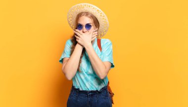 Şok olmuş, şaşırmış bir ifadeyle ağzı kapalı, sır saklayan ya da 