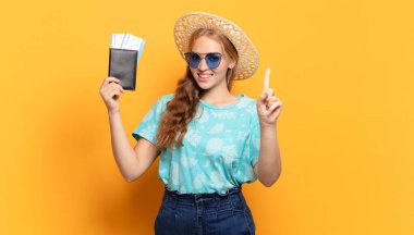 Gülümsüyor ve dost canlısı görünüyor, bir numara veya ilk eli önde, geriye doğru sayıyor.