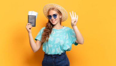 Gülümsüyor ve dost canlısı görünüyor, 4 ya da 4 numarayı gösteriyor, elle ileri doğru, geri sayıyor.