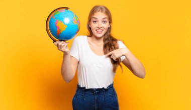 Mutlu, şaşkın ve gururlu hissediyorum. Heyecanlı ve şaşkın bir bakışla kendimi gösteriyorum.