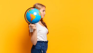 Profil görünümünde ilerideki boşluğu kopyalamak, düşünmek, hayal etmek veya hayal kurmak