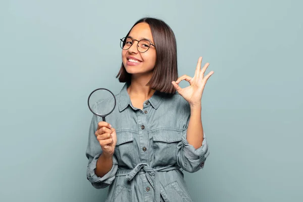 Junge Hispanische Frau Fühlt Sich Glücklich Entspannt Und Zufrieden Zeigt — Stockfoto