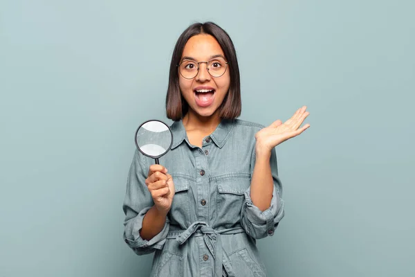 Junge Hispanische Frau Glücklich Aufgeregt Überrascht Oder Schockiert Lächelnd Und — Stockfoto