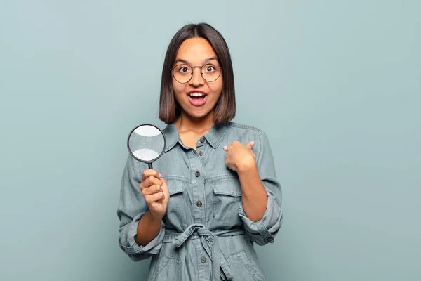 Junge Hispanische Frau Fühlt Sich Glücklich Überrascht Und Stolz Und — Stockfoto