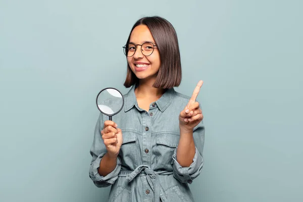 Junge Hispanische Frau Lächelt Stolz Und Selbstbewusst Und Posiert Triumphierend — Stockfoto