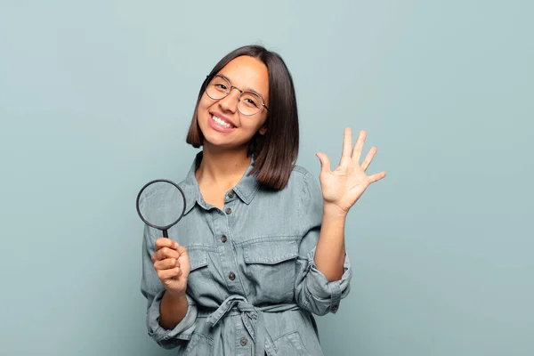 Giovane Donna Ispanica Sorridente Dall Aspetto Amichevole Mostrando Numero Cinque — Foto Stock