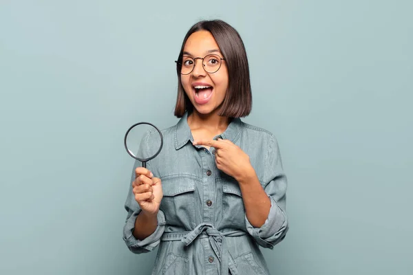Young Hispanic Woman Looking Excited Surprised Pointing Side Upwards Copy — Stock Photo, Image