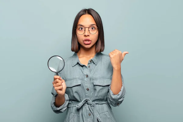 Junge Hispanische Frau Schaut Erstaunt Ungläubig Zeigt Auf Gegenstand Der — Stockfoto