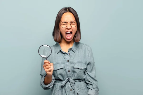 Junge Hispanische Frau Schreit Aggressiv Sieht Sehr Wütend Frustriert Empört — Stockfoto