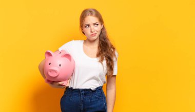 Üzgün, üzgün ya da kızgın hissediyorum ve olumsuz bir tavır takınıyorum, anlaşmazlık içinde kaşlarımı çatıyorum.