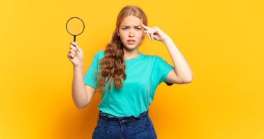 Kafan karışık ve şaşkın, deli, deli ya da aklını kaçırmış olduğunu gösteriyorsun.