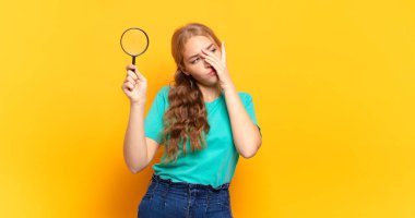 Sıkıldım, hayal kırıklığına uğradım ve uykum geldi. Yorucu, sıkıcı ve can sıkıcı bir işin ardından ellerimle yüzümü tuttum.