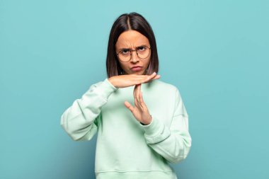 Genç İspanyol kadın ciddi, sert, kızgın ve canı sıkkın görünüyor.