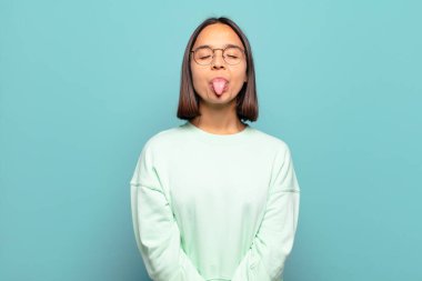 Neşeli, kaygısız, asi tavırlı, şakacı ve dilsiz genç İspanyol kadın, eğleniyor.