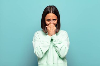 Genç İspanyol kadın endişeli, umutlu ve dindar hissediyor. Avuçlarına bastırılmış, af diliyor.