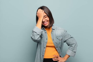 Genç İspanyol kadın gülüyor ve alnına şaplak atıyor. Unuttum ya da aptalca bir hataydı. 