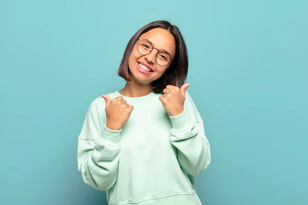 Joven Mujer Hispana Sonriendo Alegremente Luciendo Feliz Sintiéndose Despreocupada Positiva — Foto de Stock