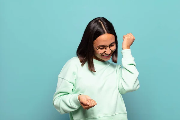 Junge Hispanische Frau Lächelt Fühlt Sich Unbeschwert Entspannt Und Glücklich — Stockfoto