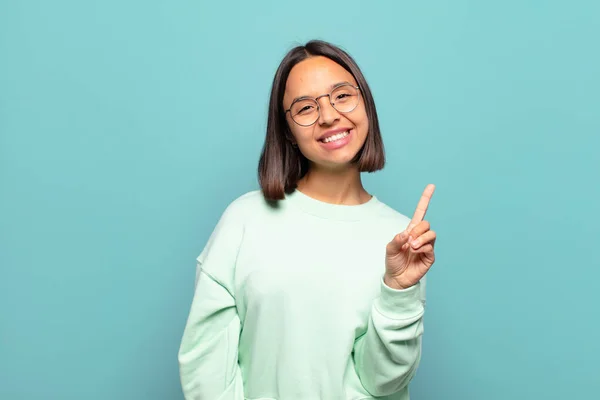 Jovem Hispânico Mulher Sorrindo Orgulhosa Confiantemente Fazendo Número Pose Triunfante — Fotografia de Stock