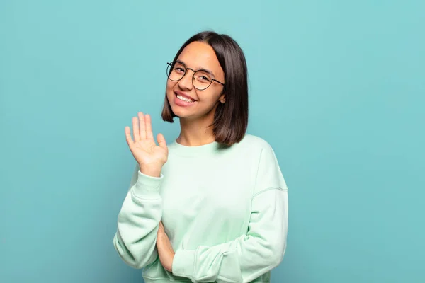 Ung Latinamerikansk Kvinna Ler Glatt Och Glatt Viftar Med Handen — Stockfoto