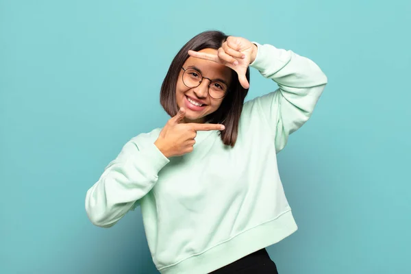 Jovem Hispânica Sentindo Feliz Amigável Positivo Sorrindo Fazendo Retrato Moldura — Fotografia de Stock