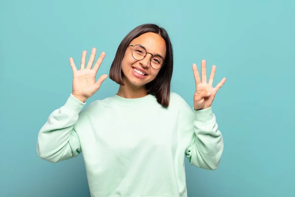 Junge Hispanische Frau Lächelt Und Sieht Freundlich Aus Zeigt Die — Stockfoto