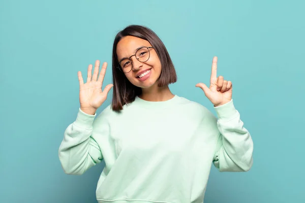 Jonge Spaanse Vrouw Glimlachend Zoek Vriendelijk Tonen Nummer Zeven Zevende — Stockfoto