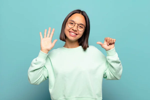 Jonge Spaanse Vrouw Glimlachend Zoek Vriendelijk Tonen Nummer Zes Zesde — Stockfoto